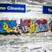 Alcuni murales colorati affiancano le vecchie insegne pubblicitarie